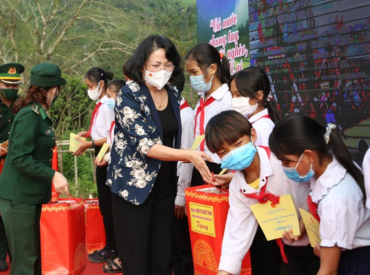Nguyên Phó Chủ tịch nước Đặng Thị Ngọc Thịnh tặng quà và cờ Tổ quốc cho bà con biên giới - Ảnh 1.