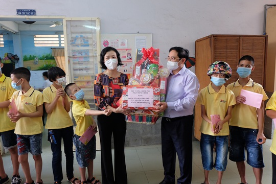 Thủ tướng Phạm Minh Chính xúc động khi thăm các cháu tàn tật mồ côi ở Thị Nghè - Ảnh 1.