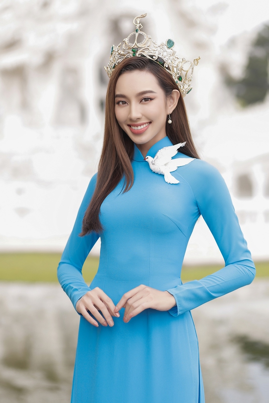 Hoa hậu Nguyễn Thúc Thùy Tiên tặng trang phục cho bảo tàng - Ảnh 4.