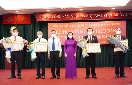 TP HCM: Ông Nguyễn Văn Lưu nhận Huy hiệu 40 năm tuổi Đảng - Ảnh 1.