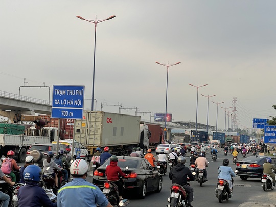 Loạn giao thông trên Xa lộ Hà Nội - Ảnh 6.
