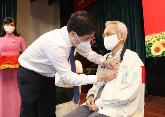 Trao Huy hiệu 75 tuổi Đảng cho 6 đảng viên ở Phú Nhuận - Ảnh 2.