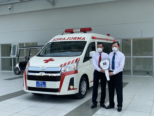 Agribank Chi nhánh 5 tặng xe cứu thương cho Bệnh viện Truyền máu Huyết học TP HCM - Ảnh 1.