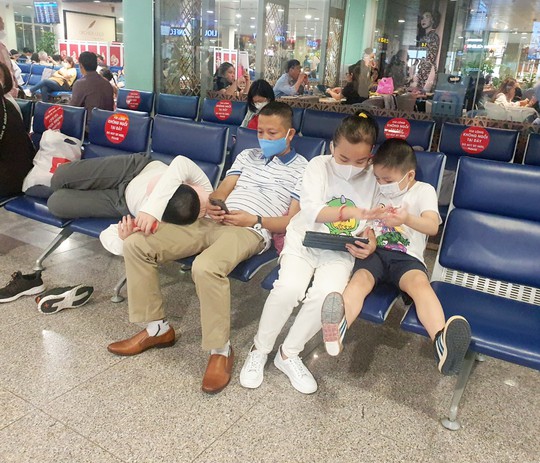 Sân bay Tân Sơn Nhất ngày 24 tháng Chạp: Đón hơn 63.000 lượt khách - Ảnh 1.
