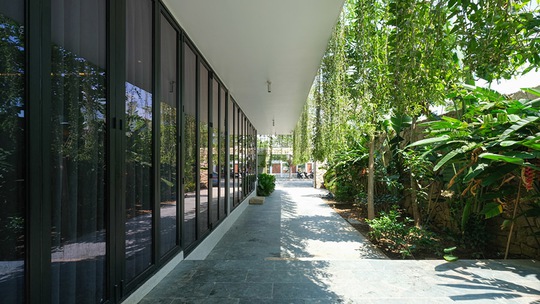 Biệt thự hiện đại 3 tầng ở Nha Trang che nắng bằng rèm dây leo - Ảnh 5.