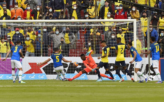 Trọng tài 3 phen bẻ còi, Brazil thoát thua Ecuador tại Quito - Ảnh 2.
