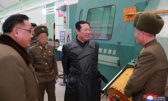 Ông Kim Jong-un đến nhà máy vũ khí, ra chỉ thị quan trọng - Ảnh 2.