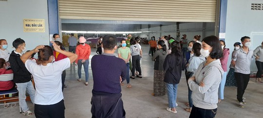 Đắk Lắk: Hàng trăm công nhân vật vờ đòi lương - Ảnh 2.