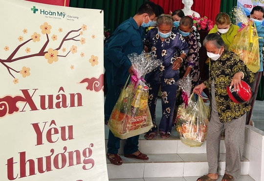 Bệnh viện Hoàn Mỹ Cửu Long mang “Xuân yêu thương” đến người nghèo - Ảnh 2.