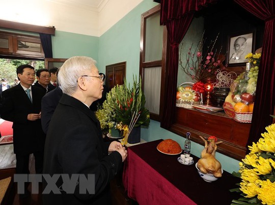Tổng Bí thư dâng hương tưởng niệm Chủ tịch Hồ Chí Minh tại Nhà 67 - Ảnh 1.