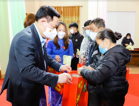 Chủ tịch Quốc hội tặng quà Tết cho người nghèo tại Nghệ An - Ảnh 1.