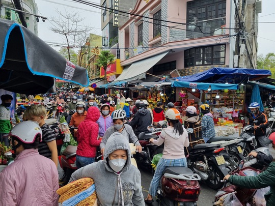 Đà Nẵng: Chợ đông nghịt ngày cuối năm, giá cả tăng chóng mặt - Ảnh 1.