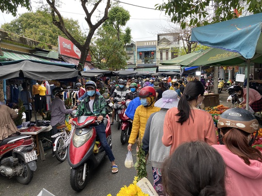 Đà Nẵng: Chợ đông nghịt ngày cuối năm, giá cả tăng chóng mặt - Ảnh 7.