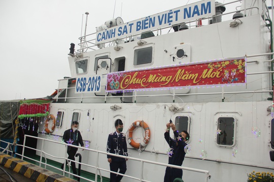 Cảnh sát biển trang trí tàu, gói bánh chưng đón Tết Cổ truyền dân tộc - Ảnh 1.