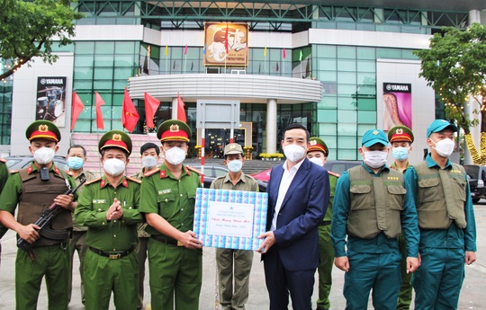 Trực giao thừa, các lực lượng Công an TP Đà Nẵng nhận quà từ Chủ tịch UBND thành phố - Ảnh 5.