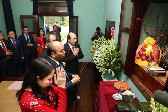 Chủ tịch nước dâng hương tưởng niệm Chủ tịch Hồ Chí Minh tại Nhà 67 - Ảnh 1.