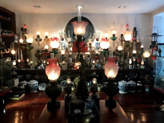 Vị bác sĩ ở Nha Trang kỳ công sưu tập đèn cổ - Ảnh 1.