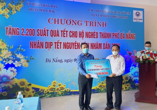 Trao 5.400 suất quà Tết cho ngưòi dân khó khăn ở Đà Nẵng, Quảng Ngãi - Ảnh 3.