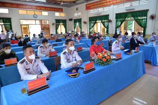 Ngư dân Bình Định đón nhận cờ Tổ quốc - Ảnh 2.