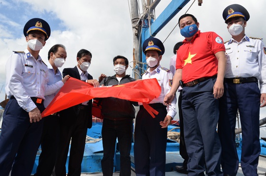 Ngư dân Bình Định đón nhận cờ Tổ quốc - Ảnh 9.