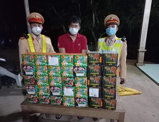 Hàng loạt vụ vận chuyển, buôn bán pháo hoa trái phép - Ảnh 1.
