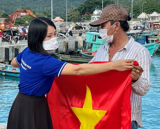 ĐH Ngân hàng TP HCM trao 7.000 lá cờ Tổ quốc cho ngư dân đảo Thổ Chu - Ảnh 1.
