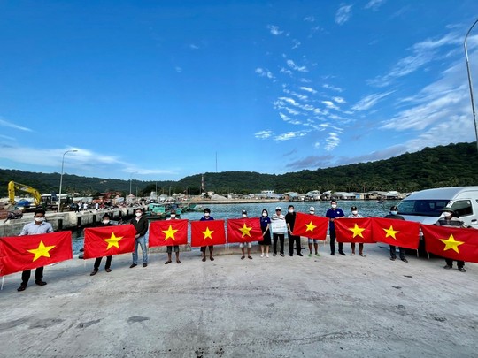 ĐH Ngân hàng TP HCM trao 7.000 lá cờ Tổ quốc cho ngư dân đảo Thổ Chu - Ảnh 2.