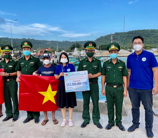 ĐH Ngân hàng TP HCM trao 7.000 lá cờ Tổ quốc cho ngư dân đảo Thổ Chu - Ảnh 3.