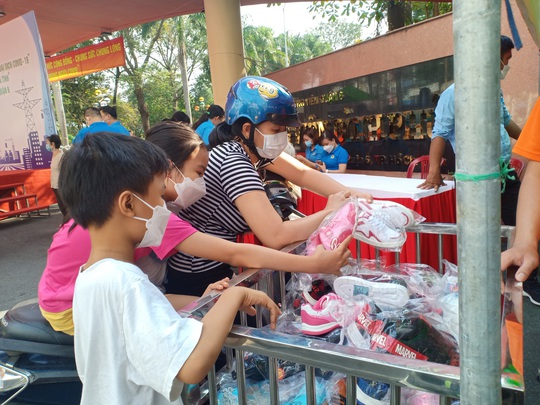 Phiên chợ nghĩa tình cho công nhân khó khăn - Ảnh 1.