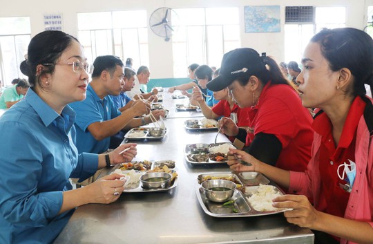 Bữa ăn đủ chất mới có sức làm tốt - Ảnh 1.