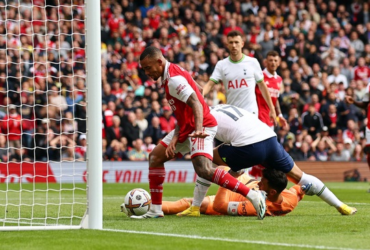 Đại thắng 3-1 Tottenham, Arsenal vững ngôi đầu Ngoại hạng - Ảnh 5.