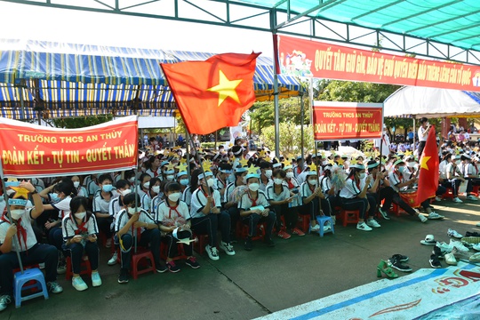 Thêm 2.000 lá cờ Tổ quốc tặng ngư dân tỉnh Bến Tre - Ảnh 2.