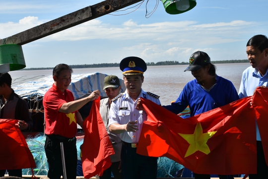Thêm 2.000 lá cờ Tổ quốc tặng ngư dân tỉnh Bến Tre - Ảnh 10.