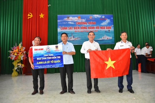 Thêm 2.000 lá cờ Tổ quốc tặng ngư dân tỉnh Bến Tre - Ảnh 17.