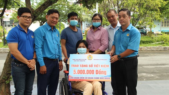 Tặng sổ tiết kiệm cho đoàn viên bị bệnh hiểm nghèo - Ảnh 1.
