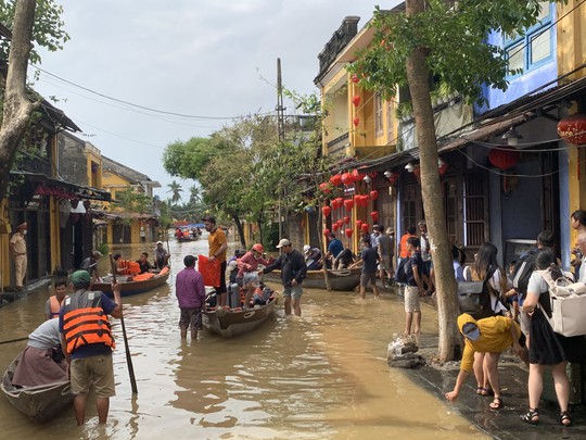 Phố cổ Hội An lênh láng nước, đất đá sạt xuống đường Hồ Chí Minh nhánh Tây Quảng Trị - Ảnh 15.