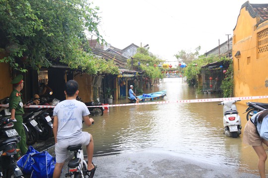 Phố cổ Hội An lênh láng nước, đất đá sạt xuống đường Hồ Chí Minh nhánh Tây Quảng Trị - Ảnh 9.