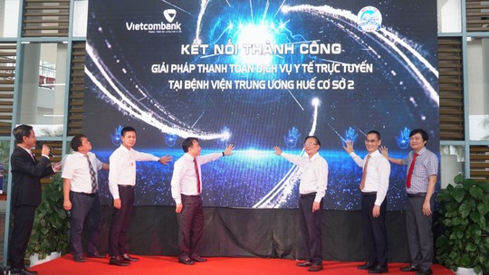 Không có tiền mặt vẫn được khám chữa bệnh tại Bệnh viện Trung ương Huế - Ảnh 1.