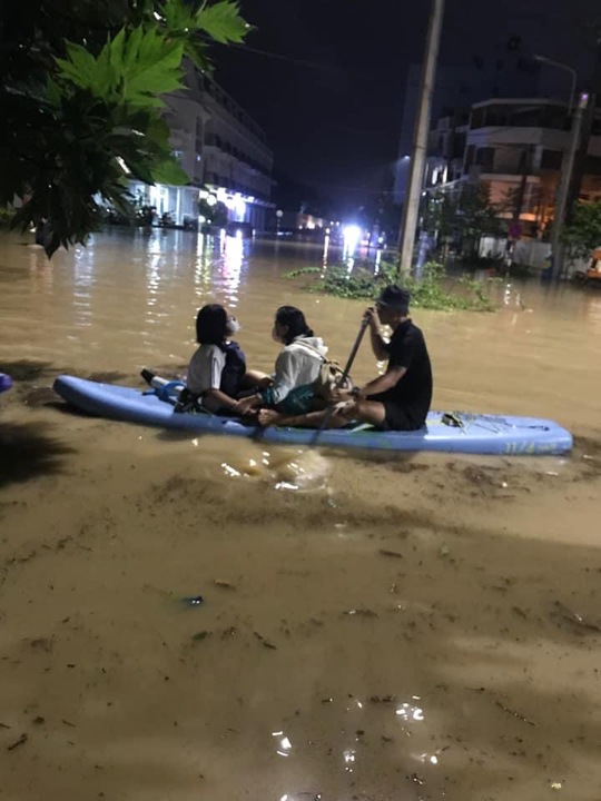 Bình Định: Mưa lũ gây ngập lụt trên diện rộng, hơn 42.000 học sinh không thể đến trường - Ảnh 2.