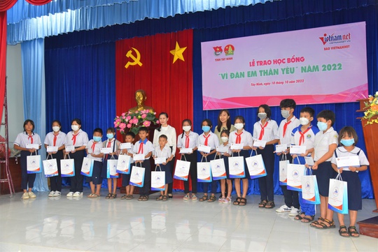 Him Lam Land trao tặng 100 suất học bổng cho học sinh nghèo vượt khó tỉnh Tây Ninh - Ảnh 2.