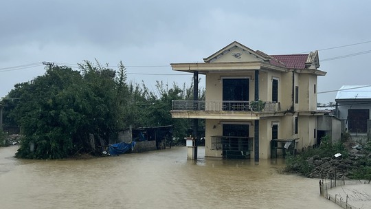 Thừa Thiên - Huế: Nhiều vùng bị ngập, thủy điện tăng xả lũ - Ảnh 1.