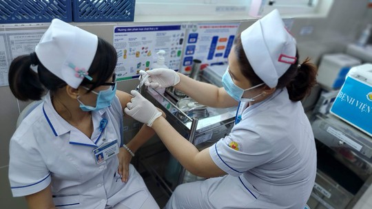 Có bệnh viện tư ở TP HCM chỉ 5% nhân viên tiêm vắc-xin COVID-19 mũi 4 - Ảnh 1.