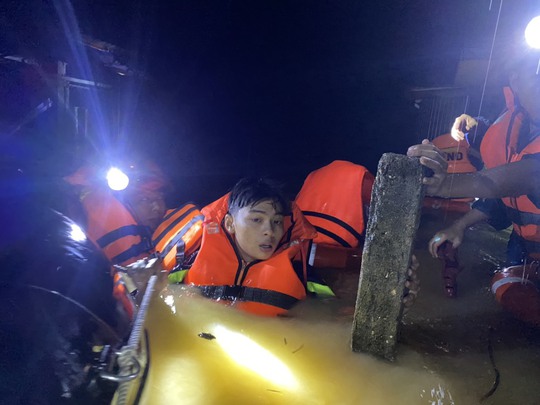 Thừa Thiên - Huế: Gần 20.000 nhà bị ngập, thủy điện tăng lưu lượng xả lũ - Ảnh 5.