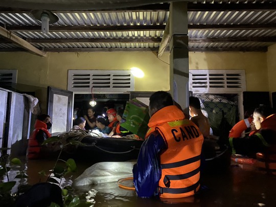 Thừa Thiên - Huế: Gần 20.000 nhà bị ngập, thủy điện tăng lưu lượng xả lũ - Ảnh 4.