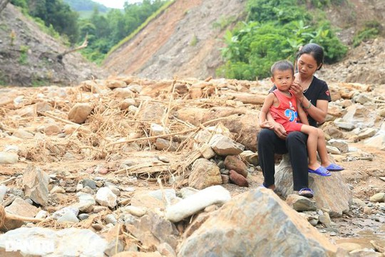 Tân Á Đại Thành trao tặng bình chứa nước và máy lọc nước cho người dân vùng lũ Nghệ An - Ảnh 1.