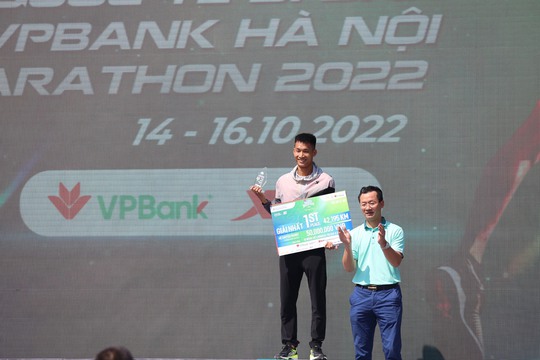 “Nữ hoàng điền kinh” Nguyễn Thị Oanh vô địch và phá kỷ lục tại VPBank Hanoi Marathon 2022 - Ảnh 6.