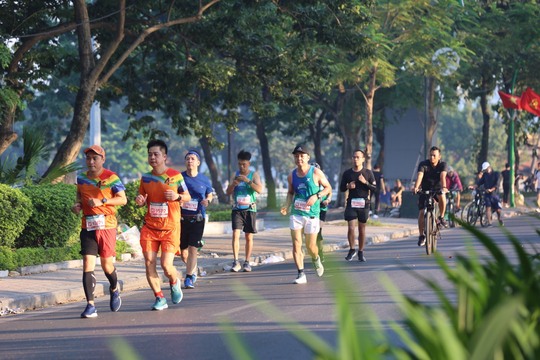 “Nữ hoàng điền kinh” Nguyễn Thị Oanh vô địch và phá kỷ lục tại VPBank Hanoi Marathon 2022 - Ảnh 11.