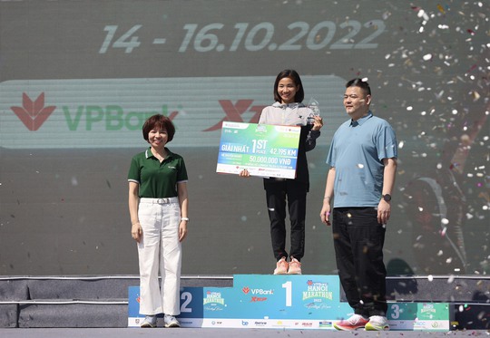“Nữ hoàng điền kinh” Nguyễn Thị Oanh vô địch và phá kỷ lục tại VPBank Hanoi Marathon 2022 - Ảnh 5.