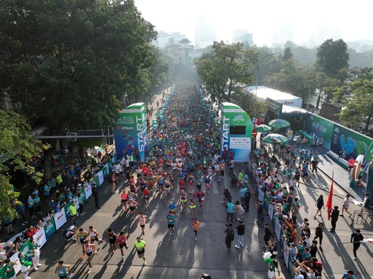 “Nữ hoàng điền kinh” Nguyễn Thị Oanh vô địch và phá kỷ lục tại VPBank Hanoi Marathon 2022 - Ảnh 1.