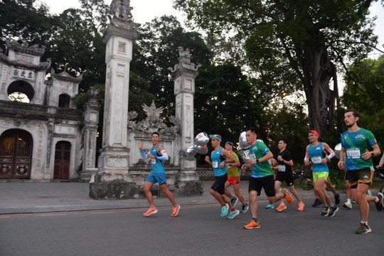 “Nữ hoàng điền kinh” Nguyễn Thị Oanh vô địch và phá kỷ lục tại VPBank Hanoi Marathon 2022 - Ảnh 10.